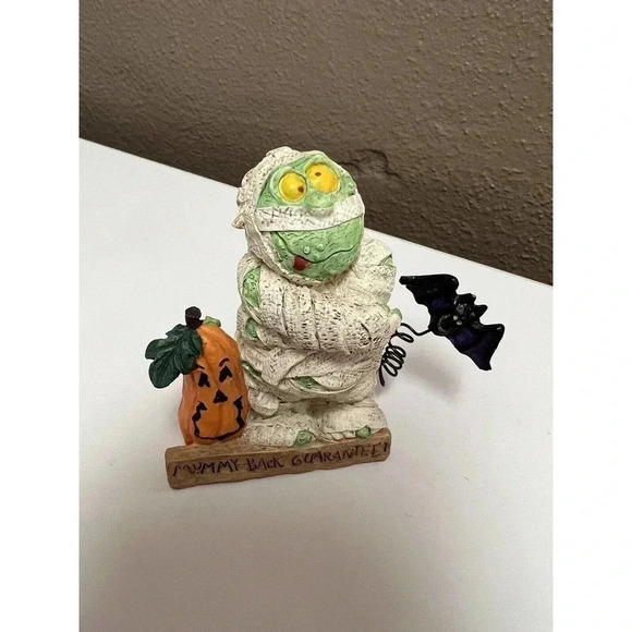 VINTAGE HALLOWEEN ZOMBIE MUMMY RESIN FIGURINE 2.75"H x 2"W BAT & PUMPKIN EUC - Picture 2 of 11